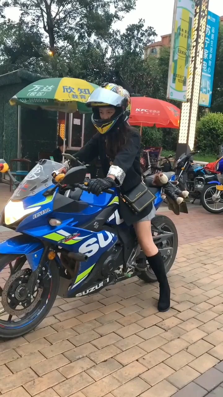骑摩托车的小姐姐简直太飒了!