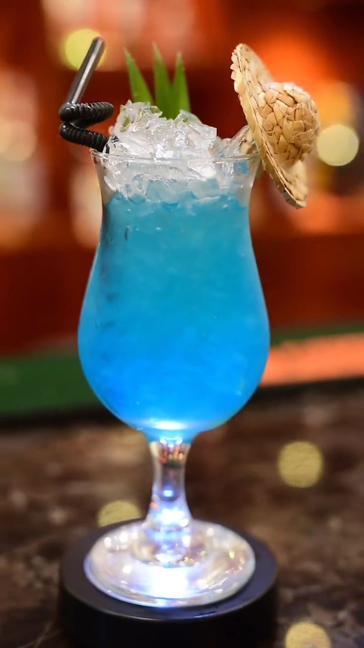 蓝蓝的天空蓝蓝的酒,一款足以代表双鱼座的鸡尾酒!#调酒师