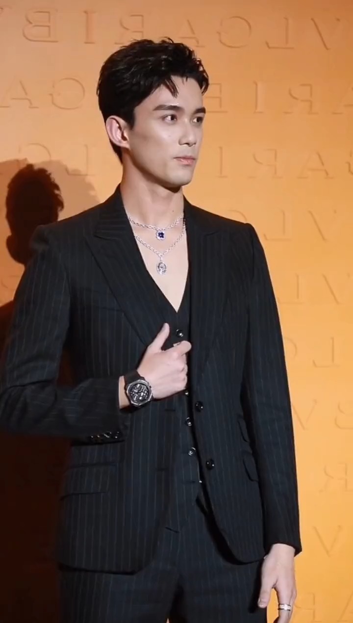 你们的吴磊他他他又来了,深v黑色西装,这也太帅了吧#我要上热门