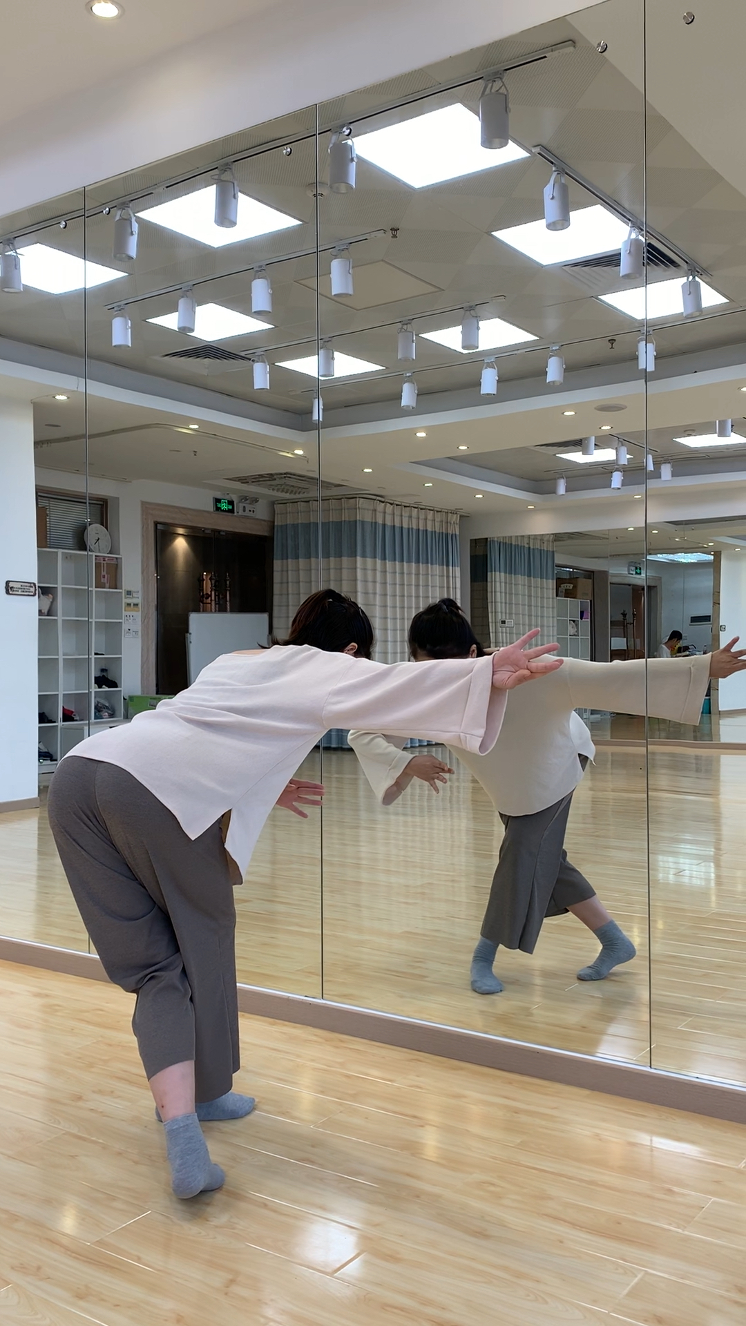 舞蹈-踏步翻身 看起来很厉害哦 学习一下95 旅行学舞之路