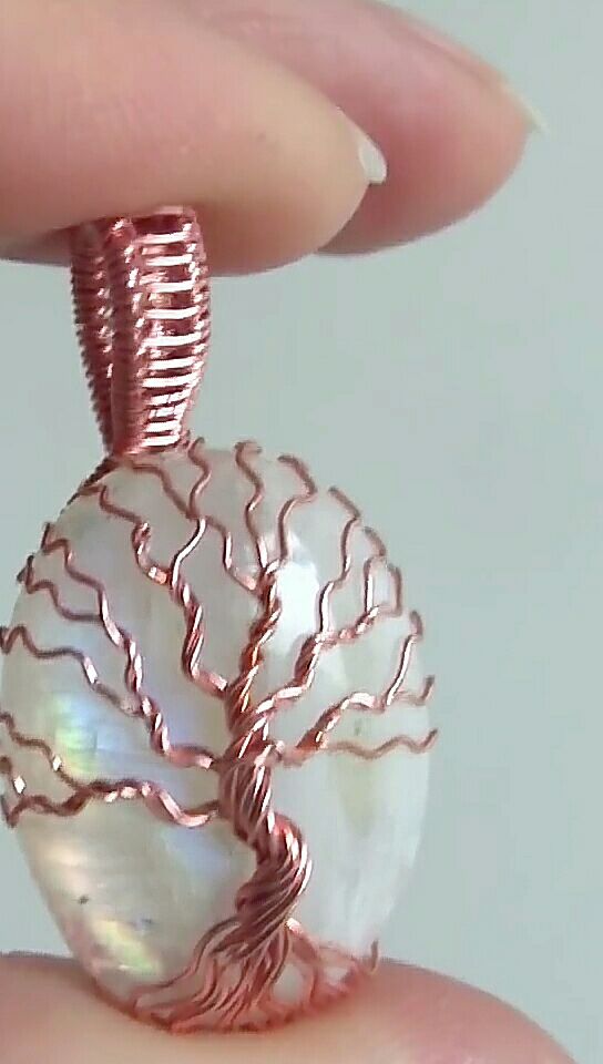 其实这是用铁丝自己做的,让我想起来了,小时候的可乐拉环的戒指,少年