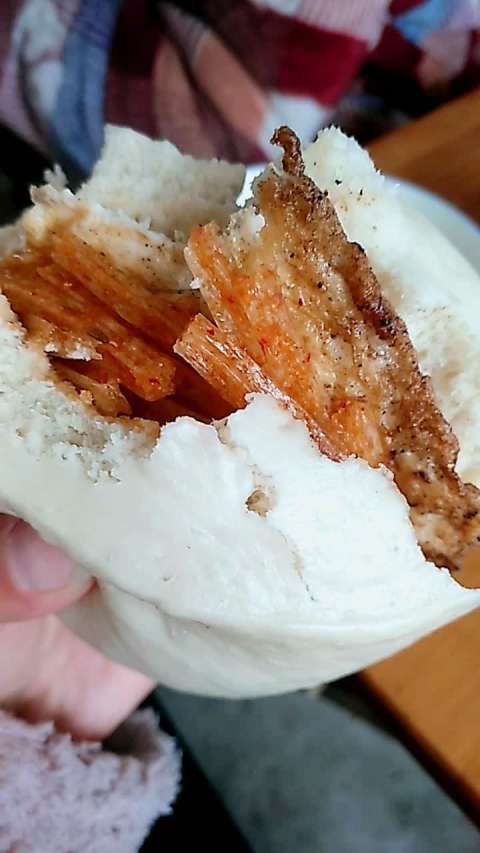 馍夹辣条   9915你们的童年吃过吗96