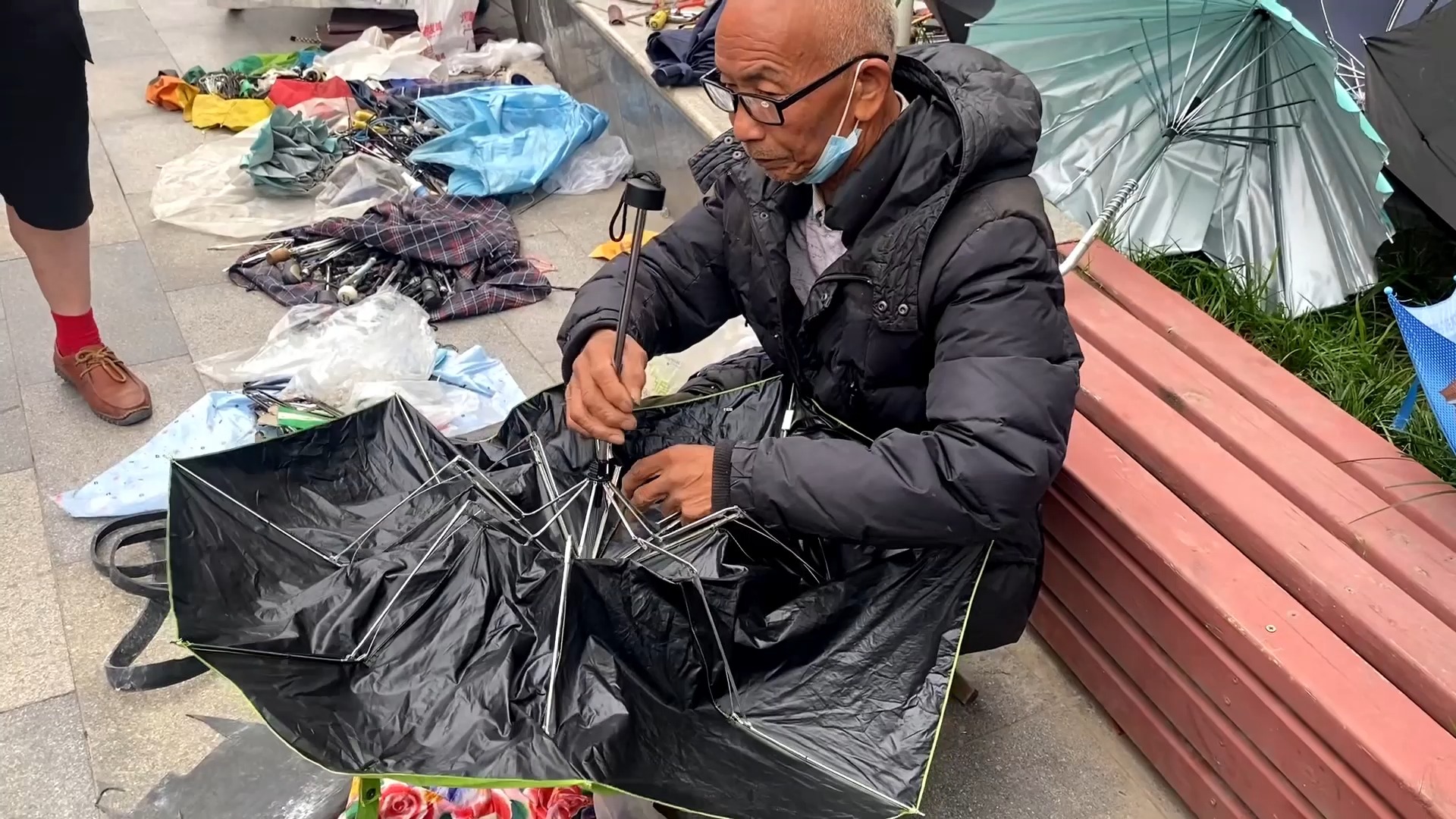 70岁修伞大爷打广告找老伴:陪自己解闷