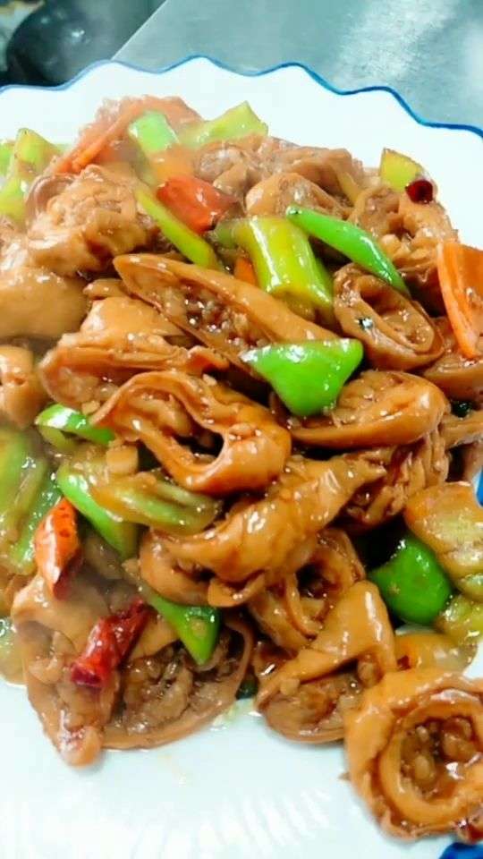 家常菜之尖椒炒肥肠分享给大家希望大家喜欢