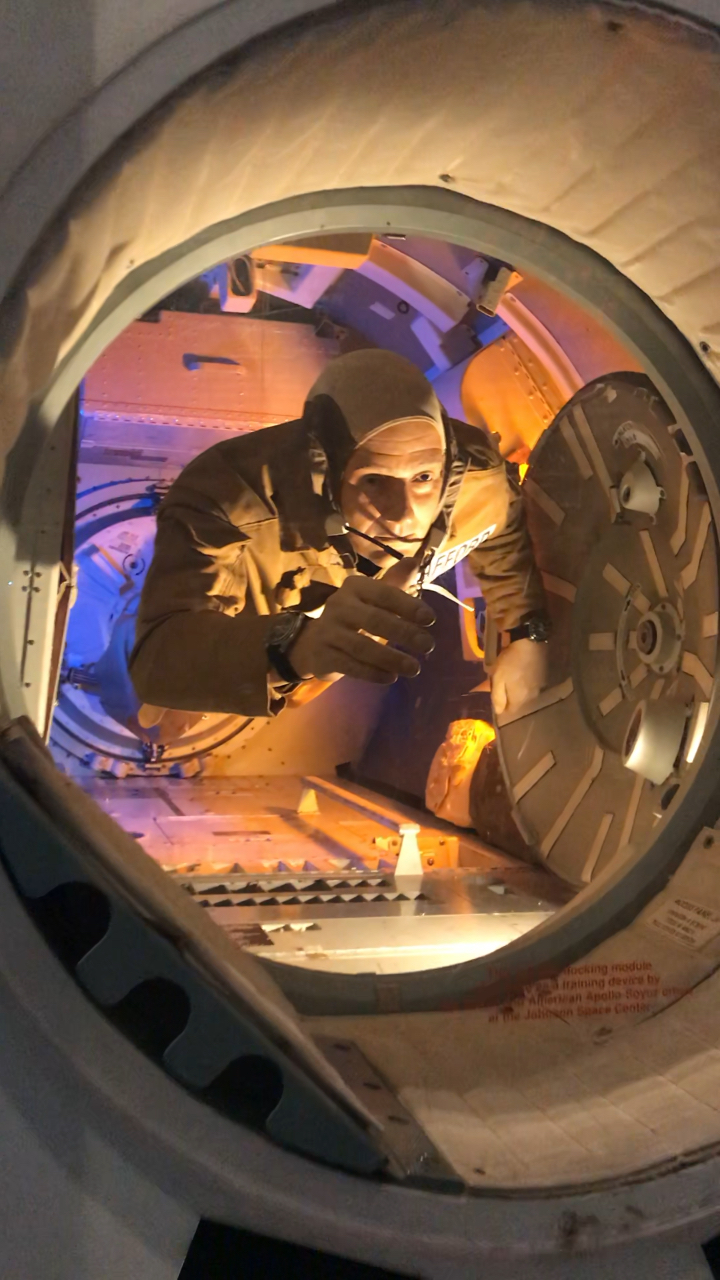 nasa space centre的模拟太空舱失重生活.差点被这些家假人吓死.