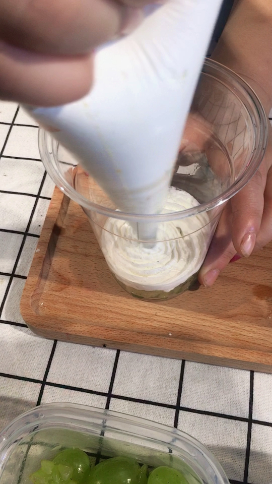 挤奶油挤到手抖了,都