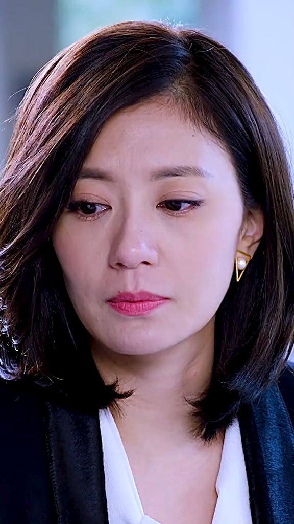 贾静雯黄智雯年轻的时候撞脸,长的好像.