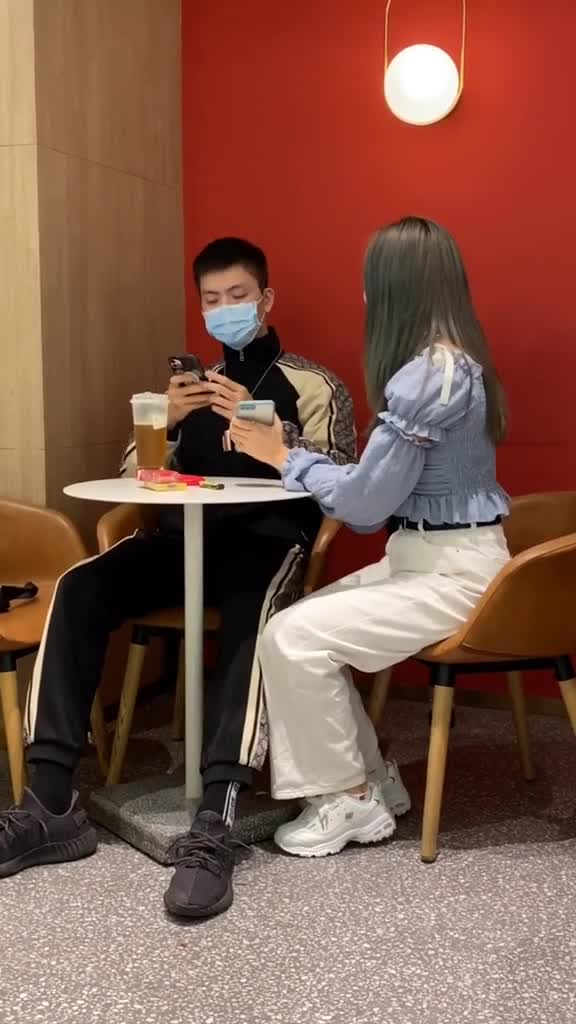 奶茶店看中一个帅哥,让闺蜜过去要个v,摘下口罩后终究还是错付了搭讪