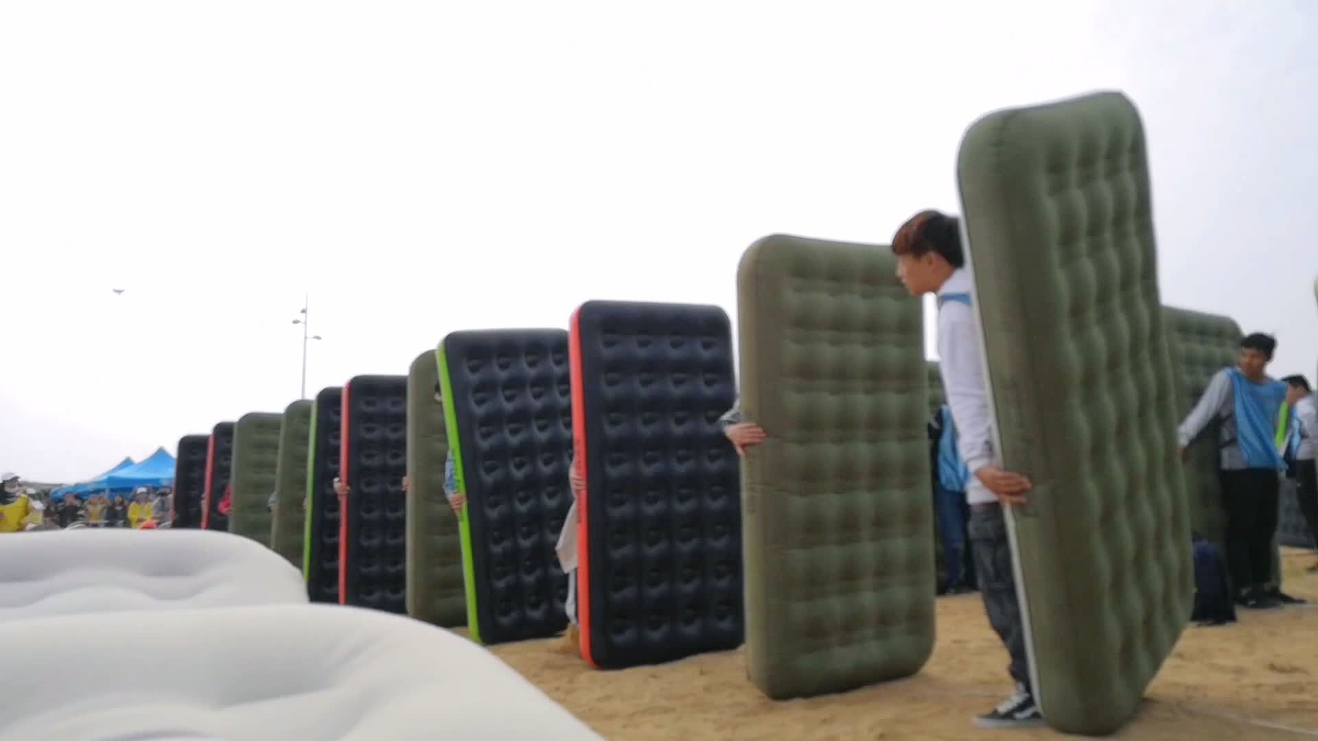 钦州市二千多人参与的人体多米诺骨牌世界吉尼斯纪录挑战赛,挑战成功