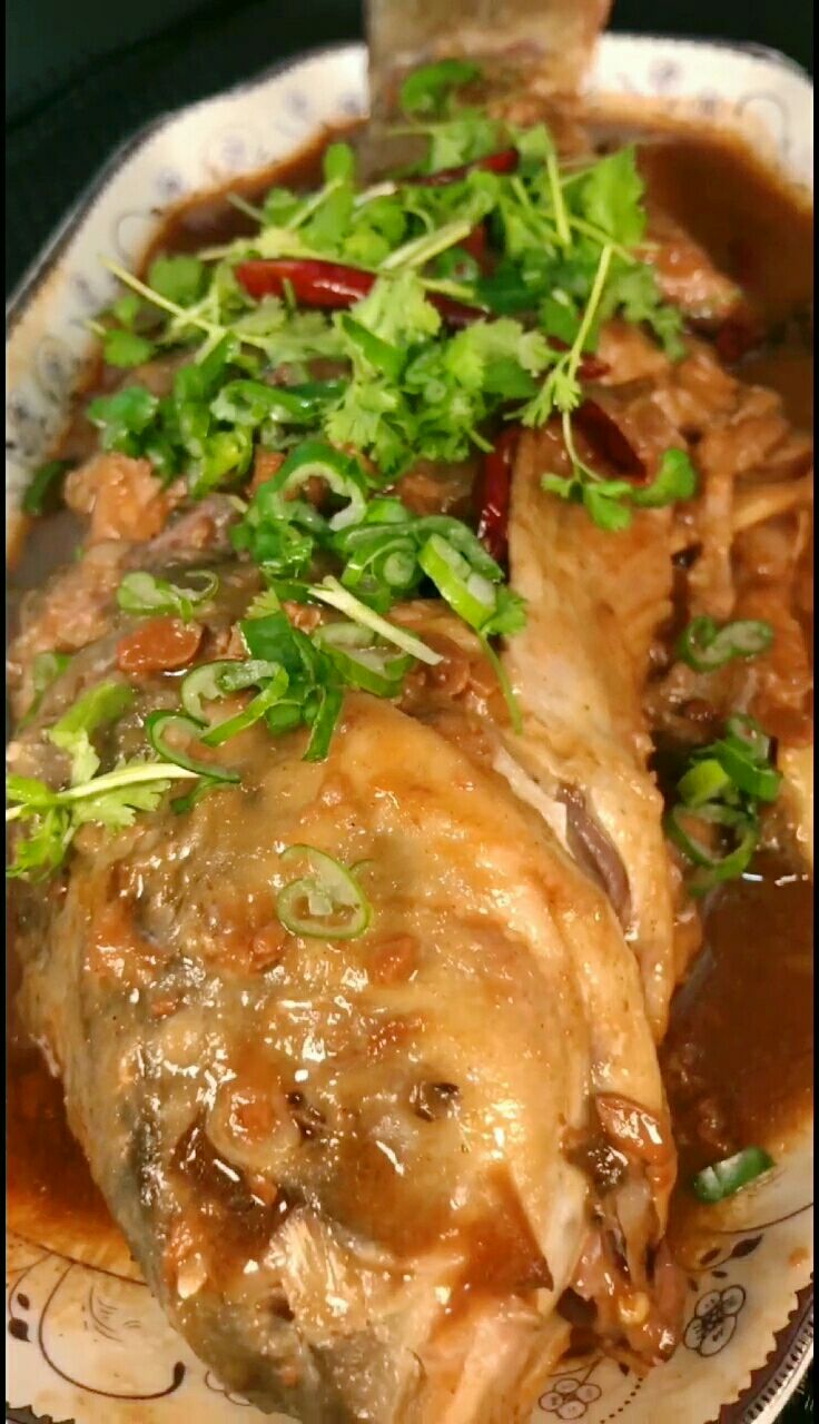 鲤鱼割花刀沾裹面粉煎炸 五花肉爆香下入香料 盐 五香粉 白醋 黄豆酱