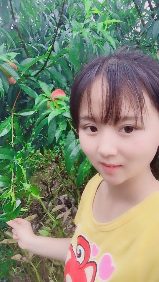 农村素颜妹子带你们看菜园 偷桃子