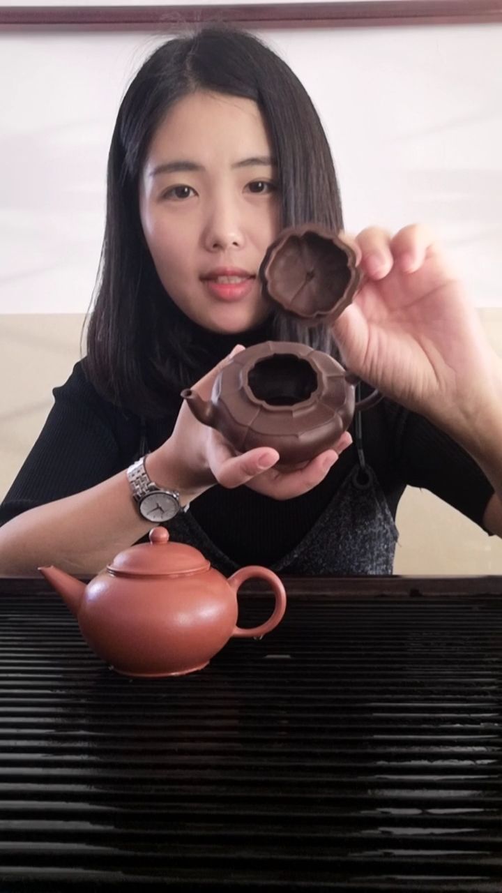 今天分享一把我妈妈(国家级工艺美术师张暗娣)做的筋纹笑樱壶,喜欢的