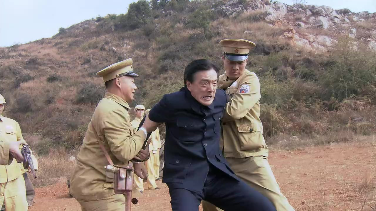 盾神特务们正准备行动时,曹政万大齐赶到并阻止,双方混乱枪战,万大齐