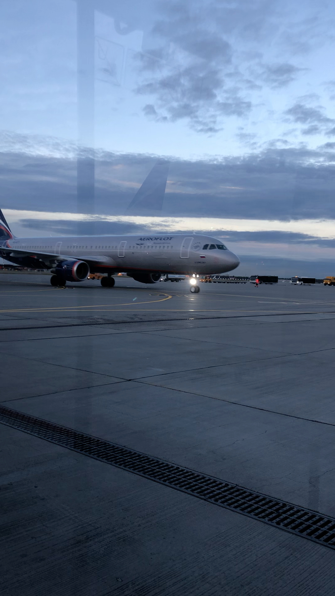 俄罗斯莫斯科谢列蔑切娃机场,航班落地的时候乘客都会鼓掌以示对机组