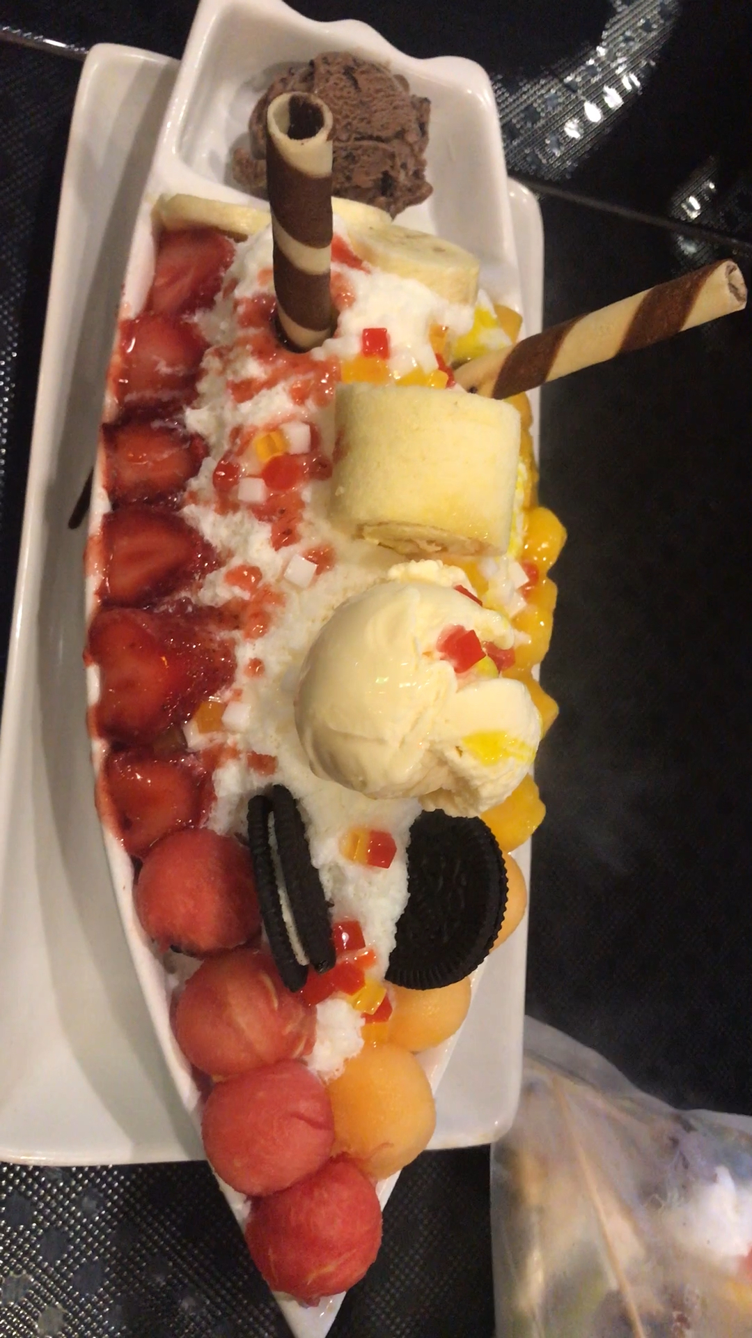 曼谷周末夜市水果冰淇淋,还有很多小配料哦