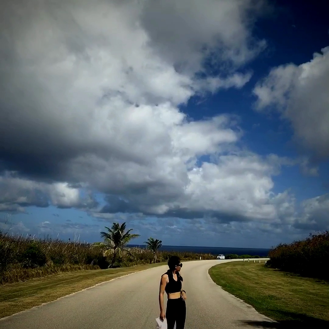 你羡慕我 一身潇洒 无牵无挂 我却羡慕你 有家 有他 有人等你回家