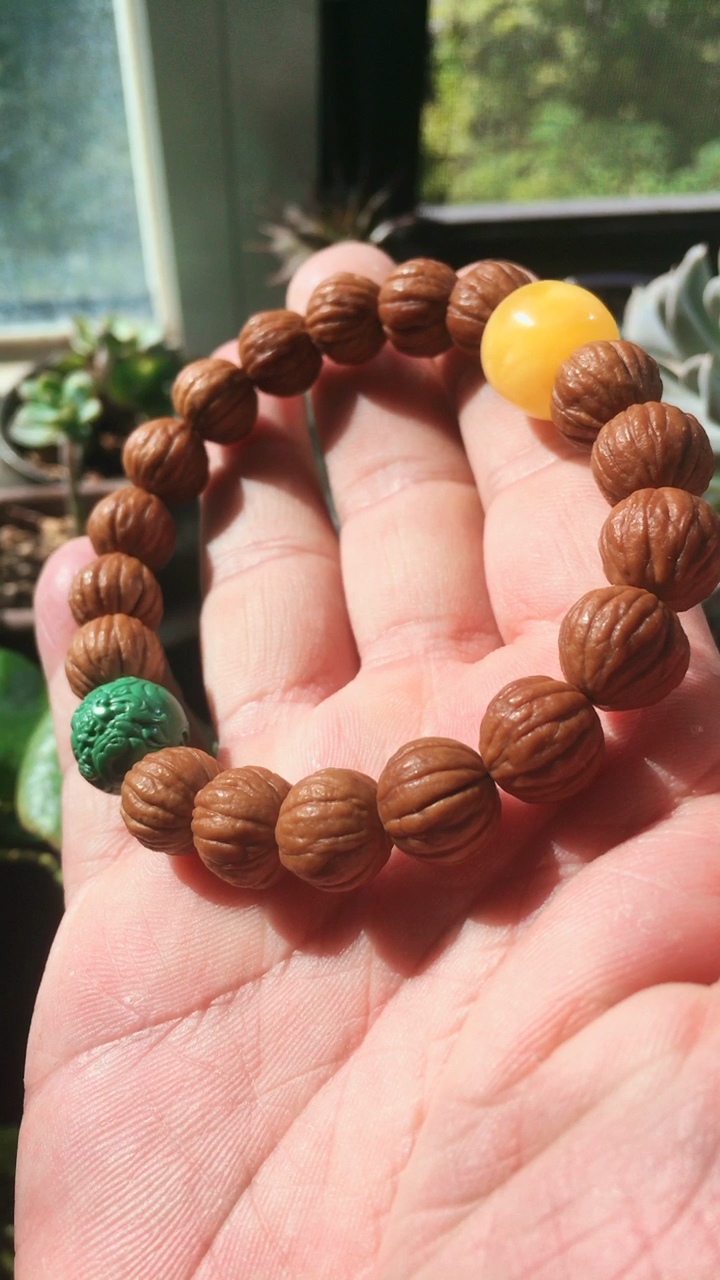 极品金丝猴头核桃 尺寸11  配饰 老油绿精工瑞兽 鸡油黄蜜蜡老型桶 只