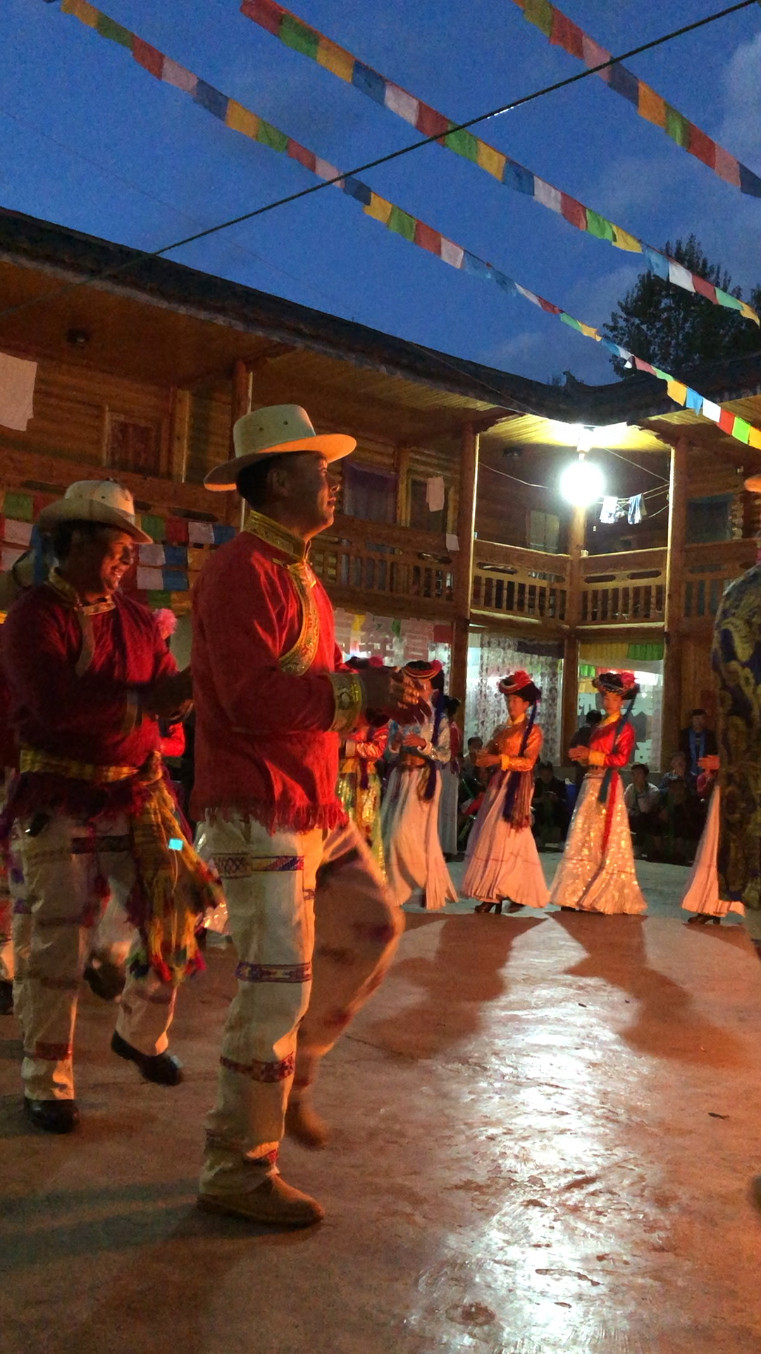 泸沽湖篝火晚会:摩梭人每一个人都能歌善舞