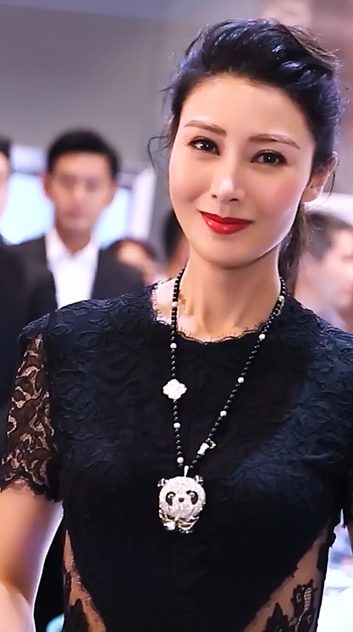 香港第一美女 #李嘉欣嫁入豪门后隐退,如今50岁了,每月却只能领取200