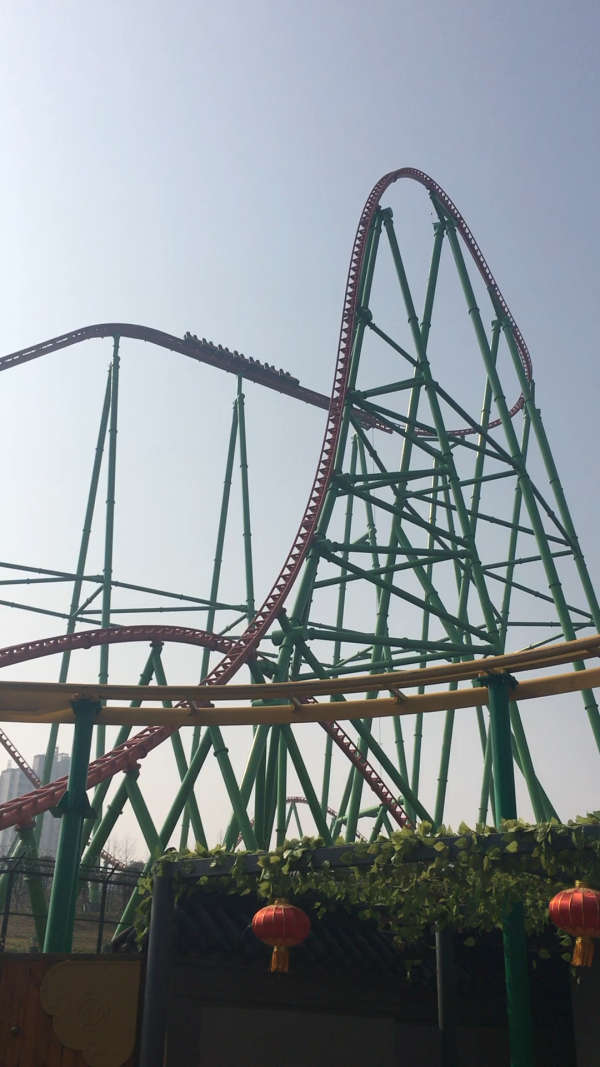 亚洲最大速度最快的过山车群,谁知道这是哪里?