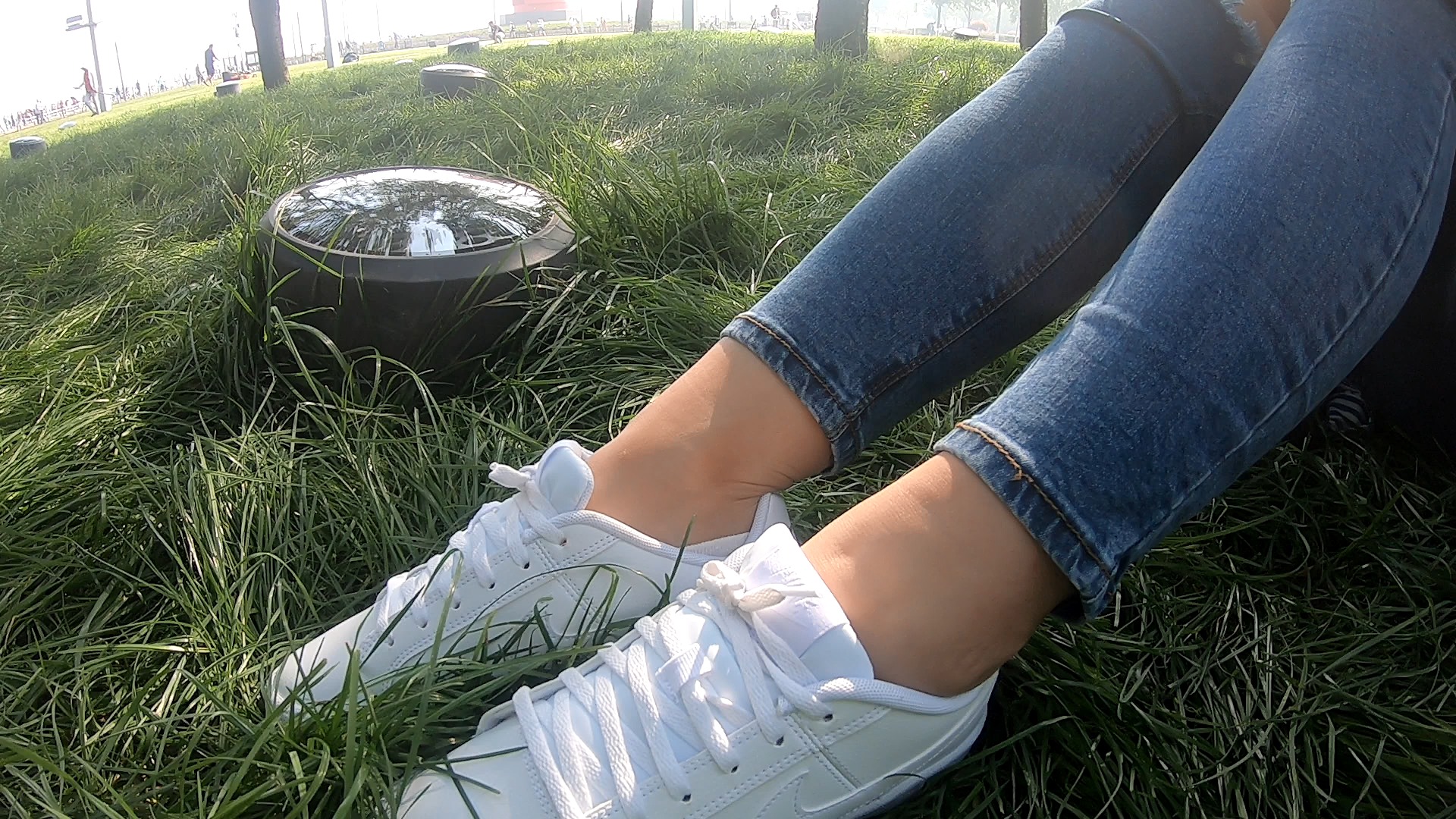 船袜网红小姐姐草地足模秀1