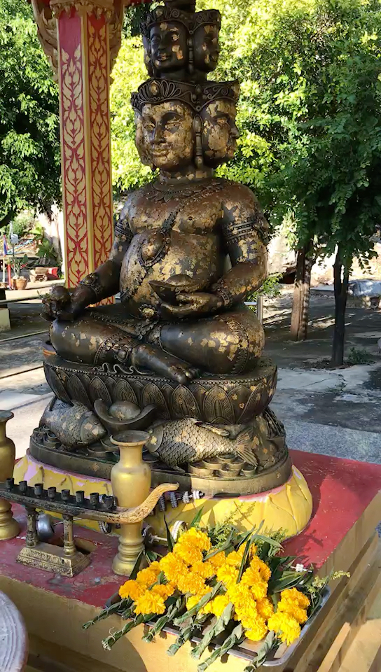 《龙婆通丹》最出名的九面富贵佛就是龙婆通丹师傅了,师傅87岁了 .