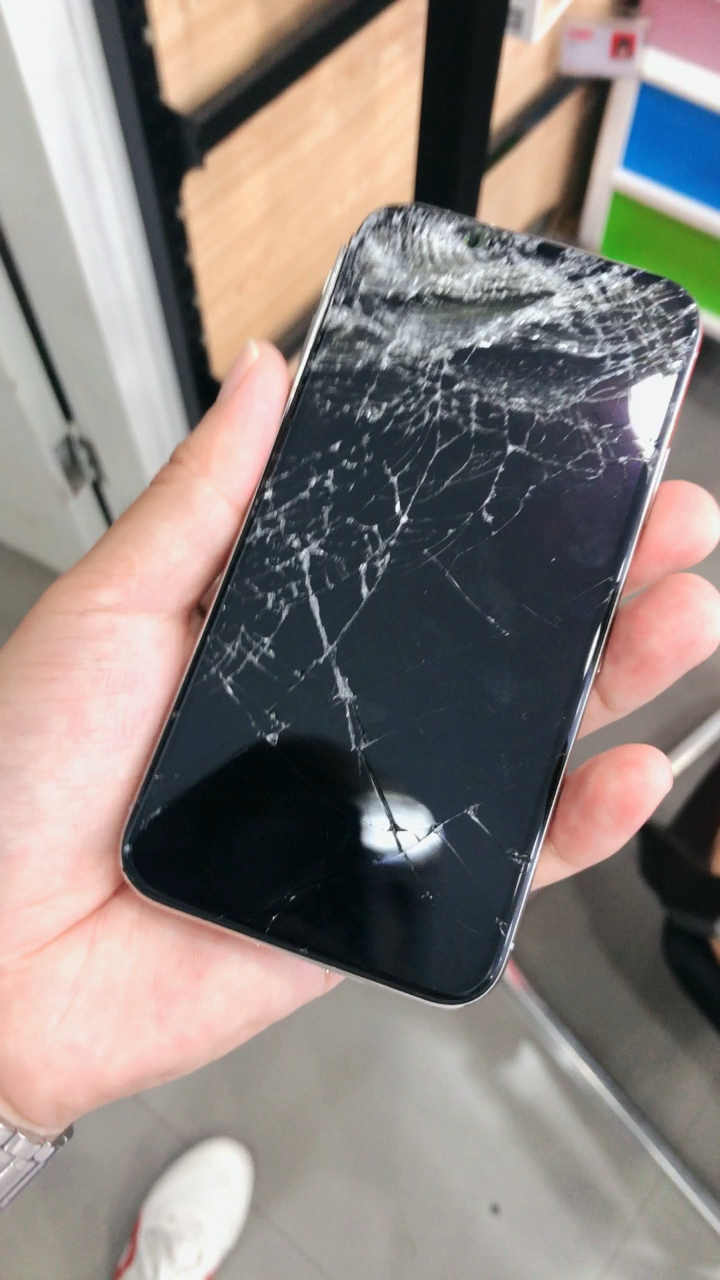 摔烂的苹果.切忌.没本事修.尽量不要修. 给我77钱给你换个新的.