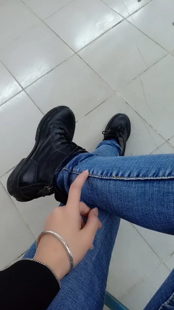 年纪大了已经穿不了光脚神器了,只适合穿个牛仔裤配马丁靴傻丫头