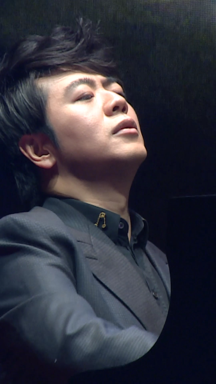 来感受一下著名钢琴家郎朗弹琴时的表情.