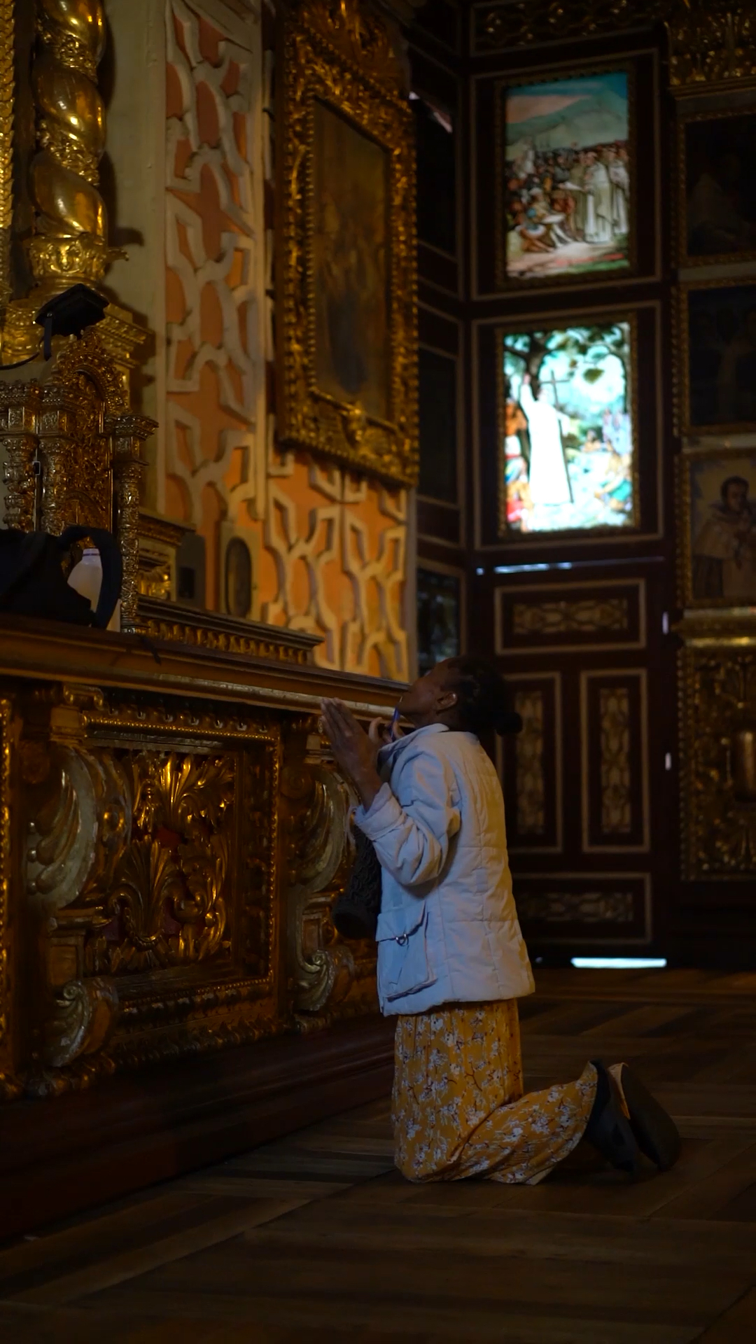 厄瓜多尔基多san francisco教堂虔诚祈福的教徒
