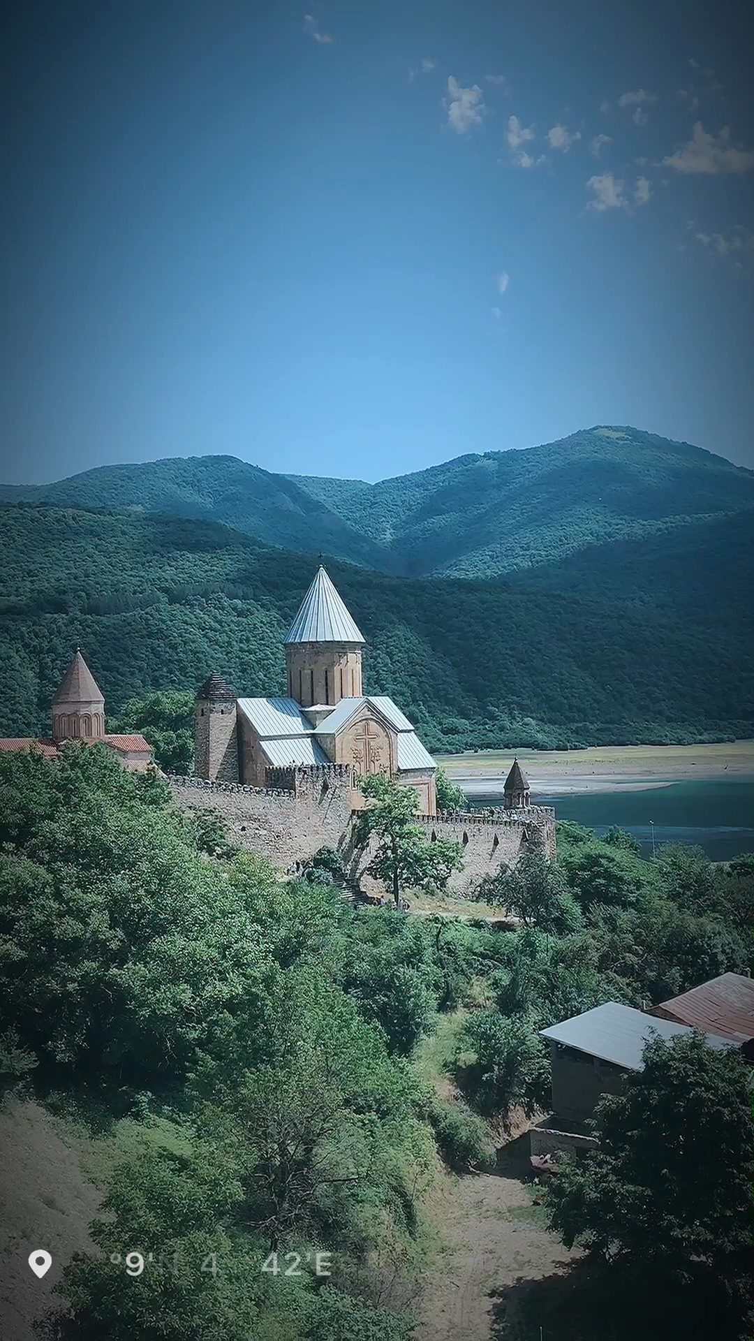 格鲁吉亚去往高加索的ananuri城堡,lp高加索地区的封面图片,蓝天白云