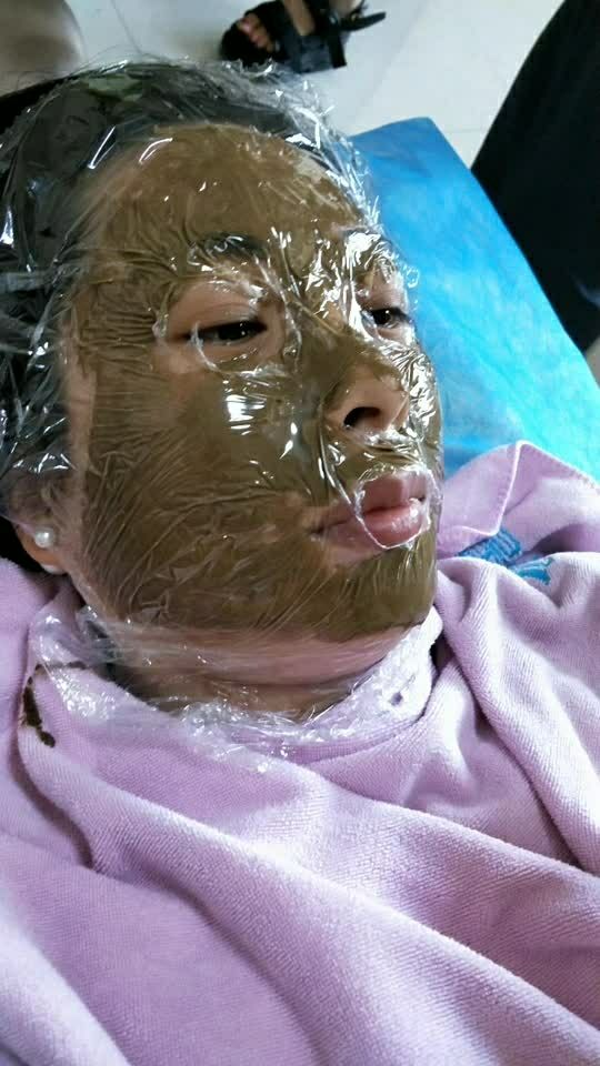 美女敷中药面膜