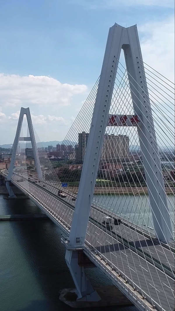 无人机航拍飞跃西樵山龙湾大桥