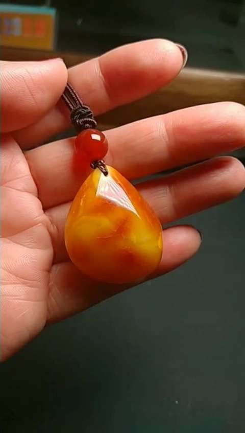 鸡油红蜜蜡吊坠