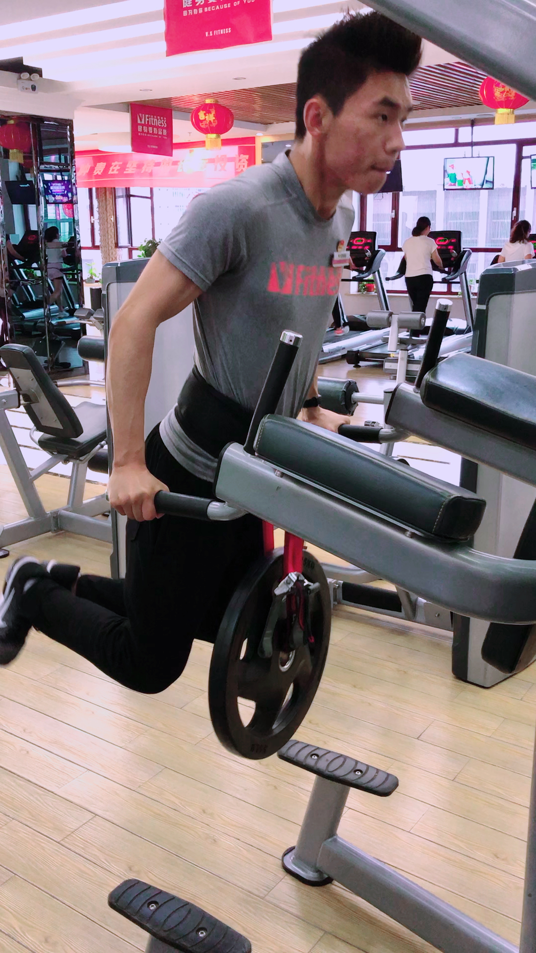 挑战自己,负重25公斤双杠臂屈伸,前所未有的感觉!