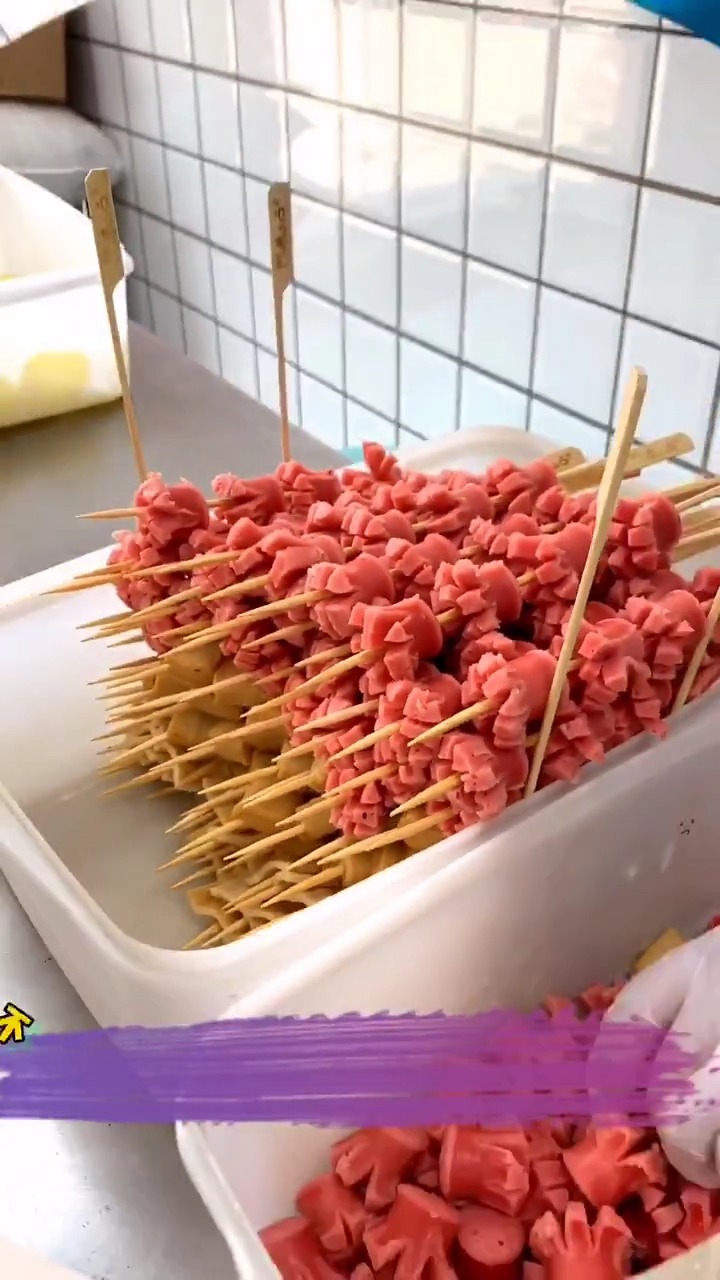 开花肠穿起来,别提有多美!#串串香