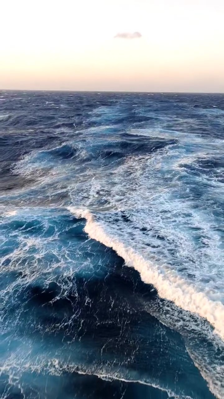 航行中,万吨巨轮,海水9855米深,害怕的千万不要进来哦#航海之路 #深海