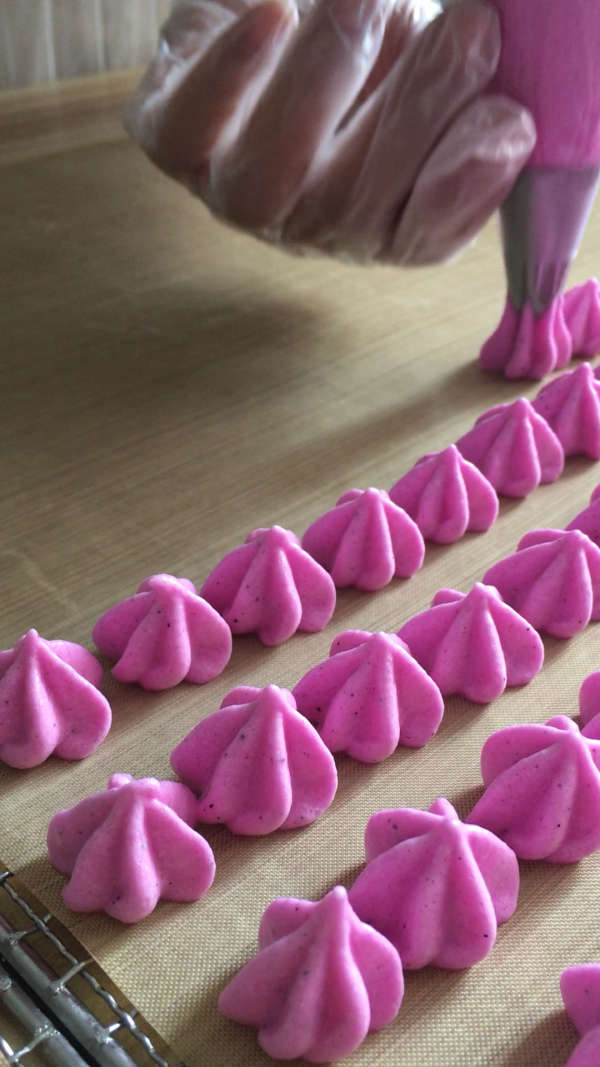 78 火龙果溶豆制作中  你们最爱的粉色系来了,觉得好看的辣妈们给个