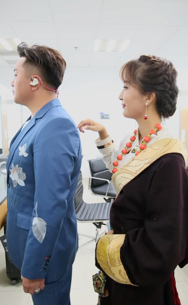 四郎贡布  索朗德吉夫妇变装