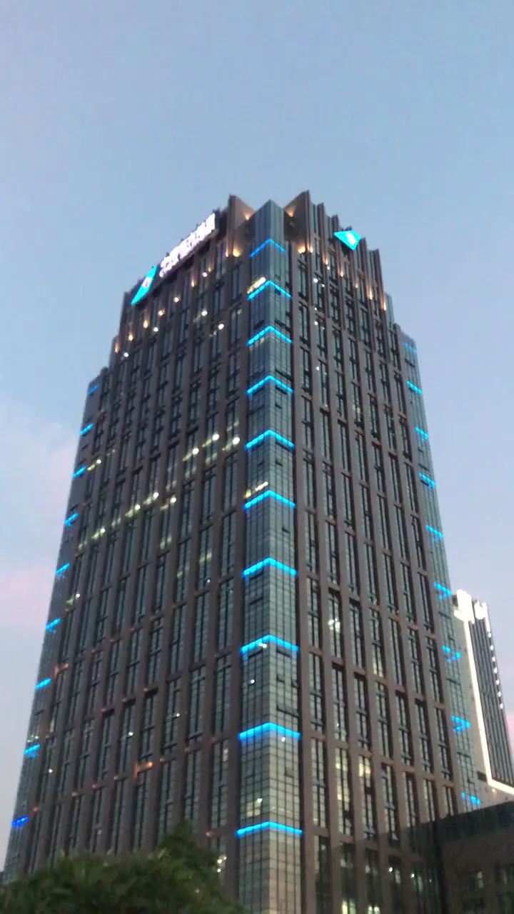 机长用一个漂亮的晚霞大拐弯,向南航总部致敬