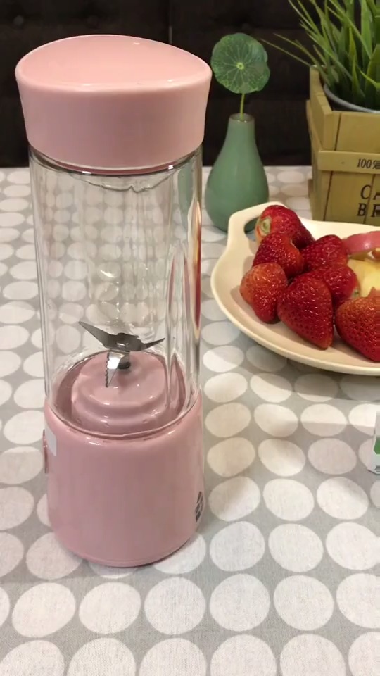 正经的草莓吃法,一个便携榨汁机就搞定