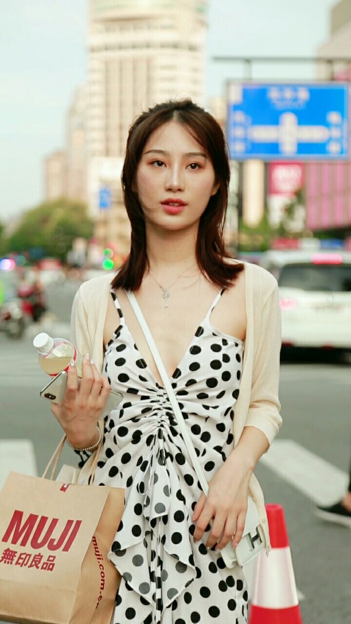 杭州美女街拍,第三位好像气质女神张俪!男生是不是都喜欢这款?