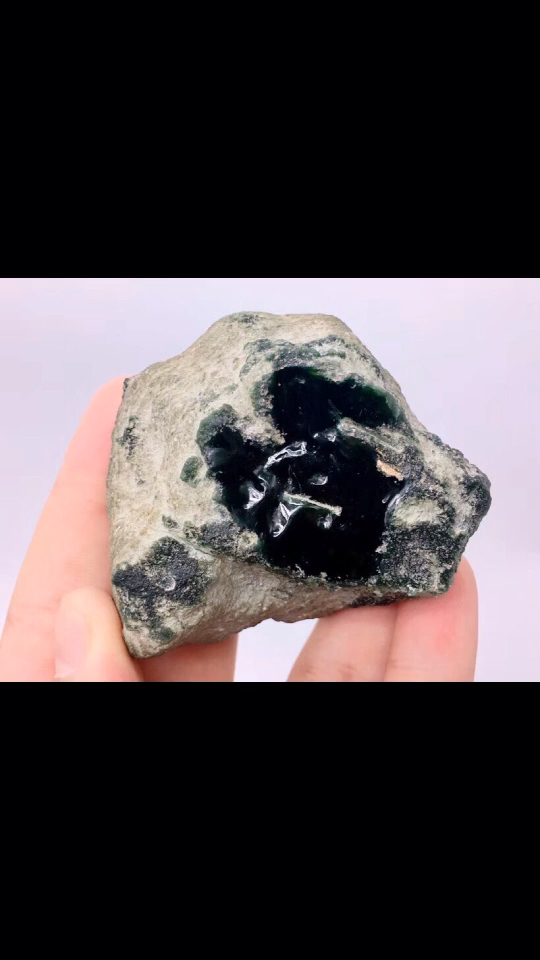 250克 6-5-3cm 莫西沙极品墨翠擦口品质货 整体品相十分完美 皮壳完整
