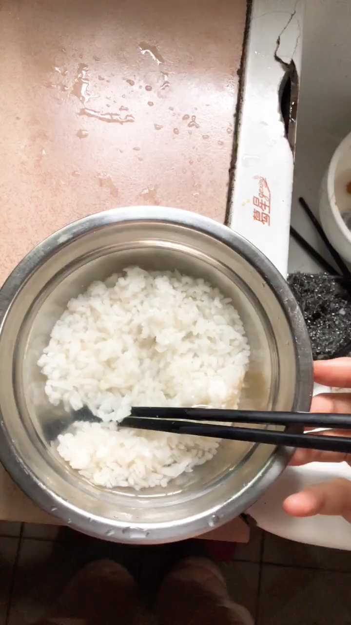 坐月子在家饿的不行,只好吃开水泡饭了,呵呵,昨晚的锅碗都不洗,只能用