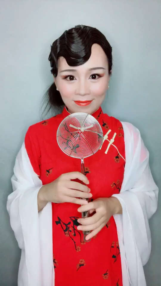 舞女演出了夜上海!