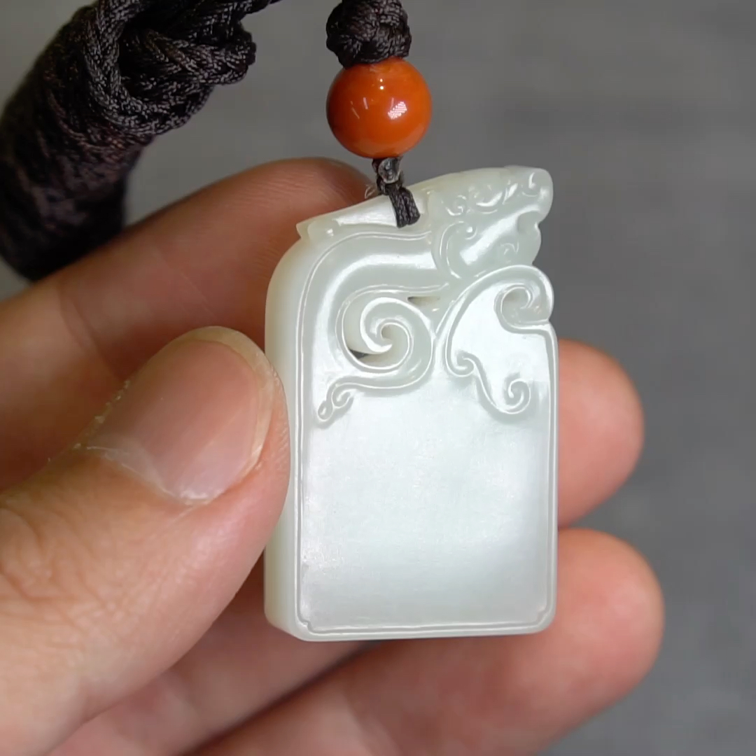 和田玉籽料龙牌,白,油性非常好,料子细腻.