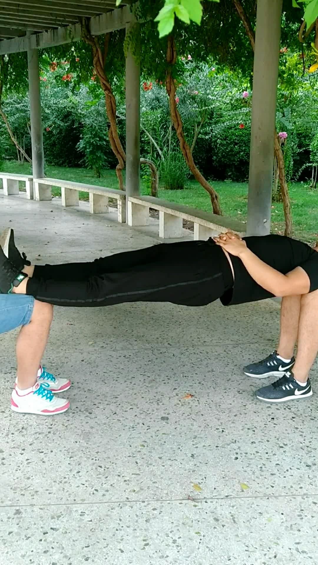 看看,金刚铁板桥随处都可以轻松练习个十五分钟,配合咱们其他功法练习