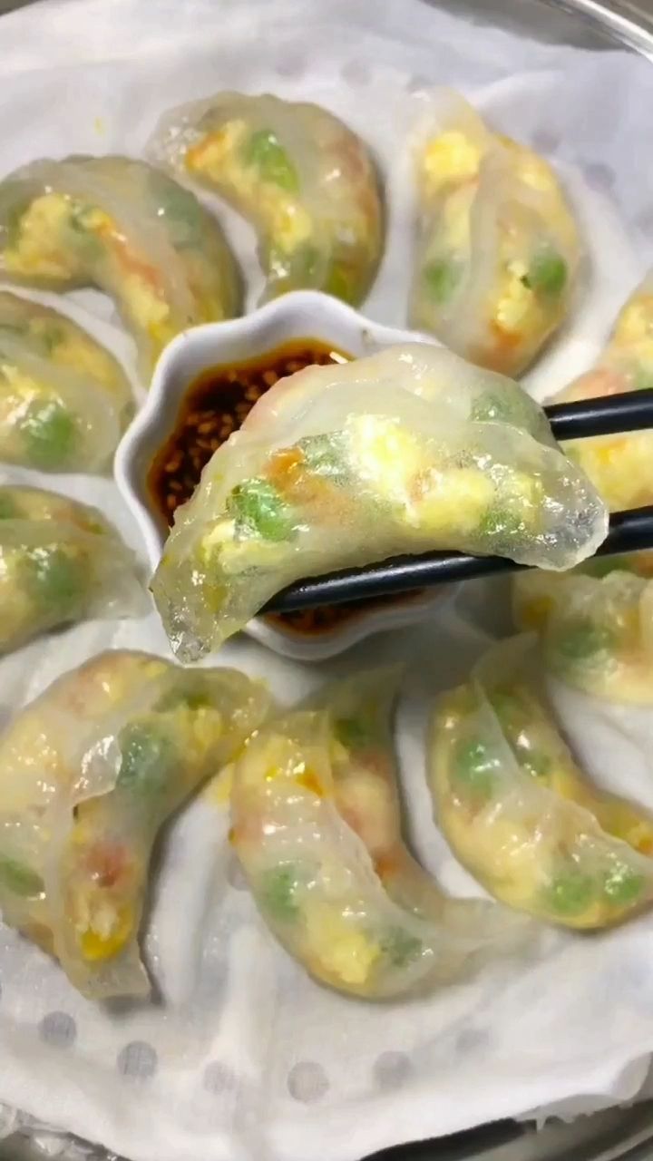 超级好吃的小蒸饺,,土豆淀粉里加入开水你就可以拥有晶莹剔透的皮儿哦
