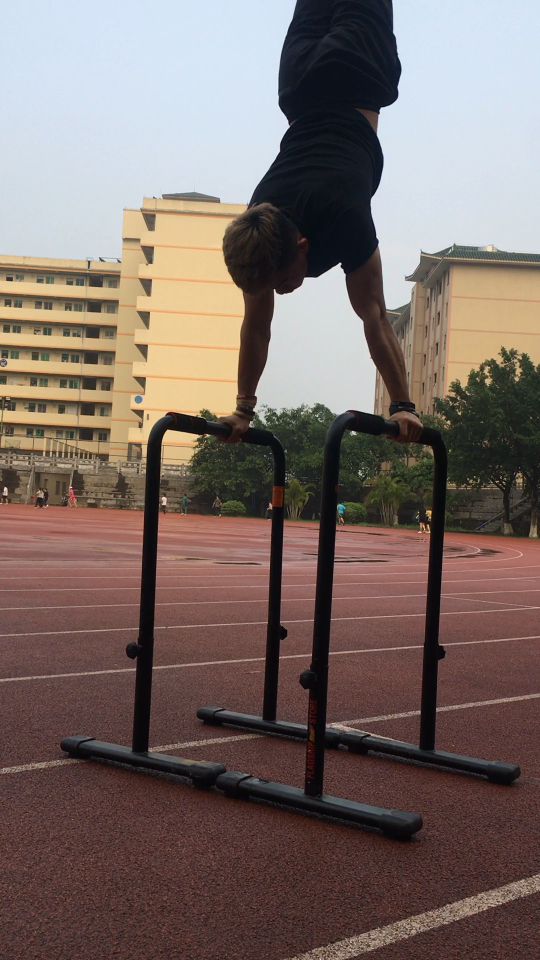双杠倒立