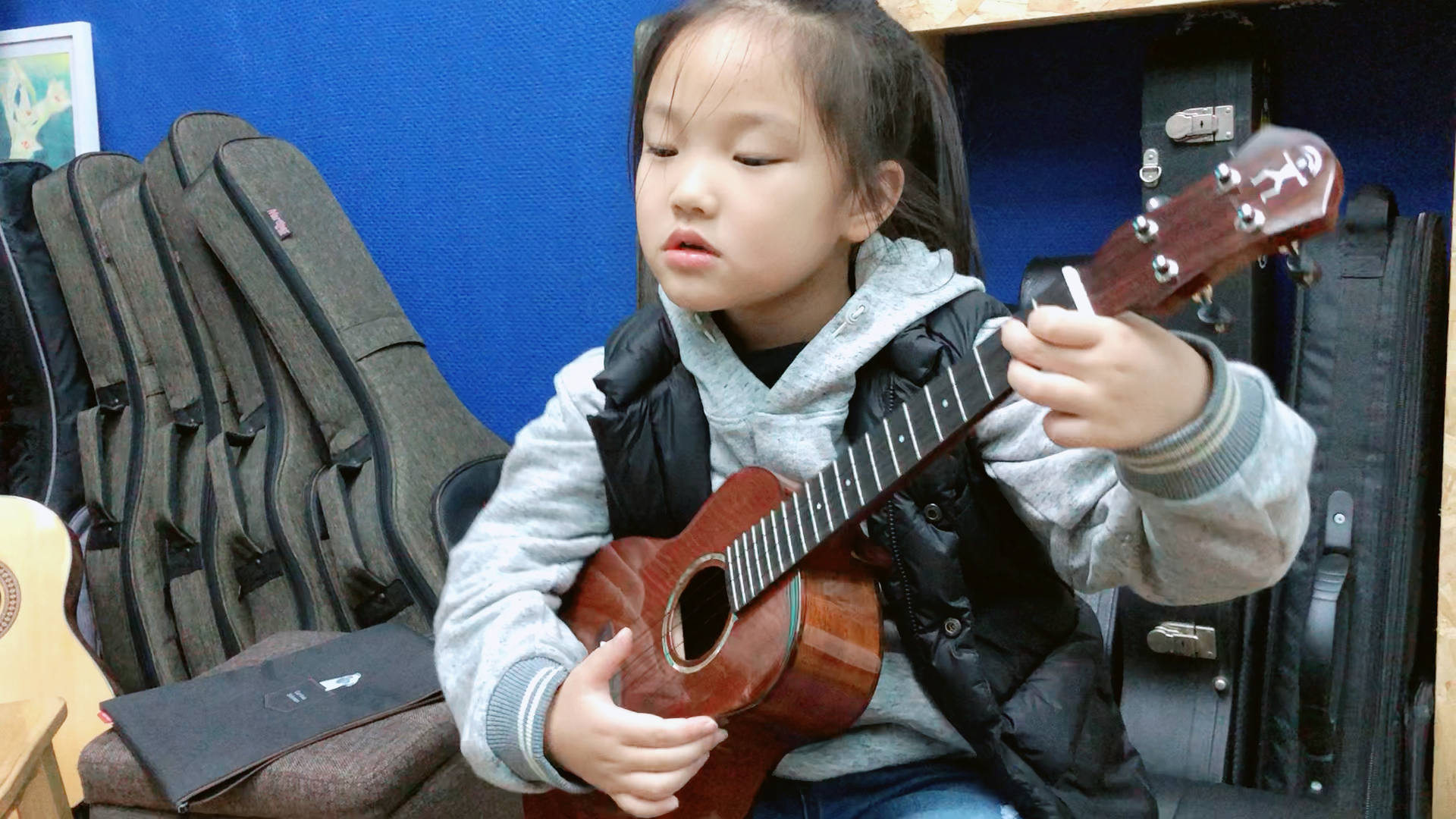 幼儿园的小朋友弹唱《小毛驴》